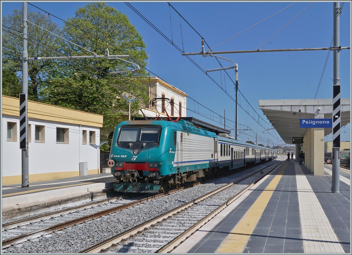 The FS Trenitalia regional train 4413 from Bari to Lecce stops in Polignano A Mare. Despite the many new vehicles, older trains are still in use every now and then, like this FS Tpy 73 low-floor train (Carrozza vicinale a piano ribassato) in XMPR livery with an npBD at the front and four nB cars as well as the pushing FS Trenitalia E 464 123.

April 22, 2023