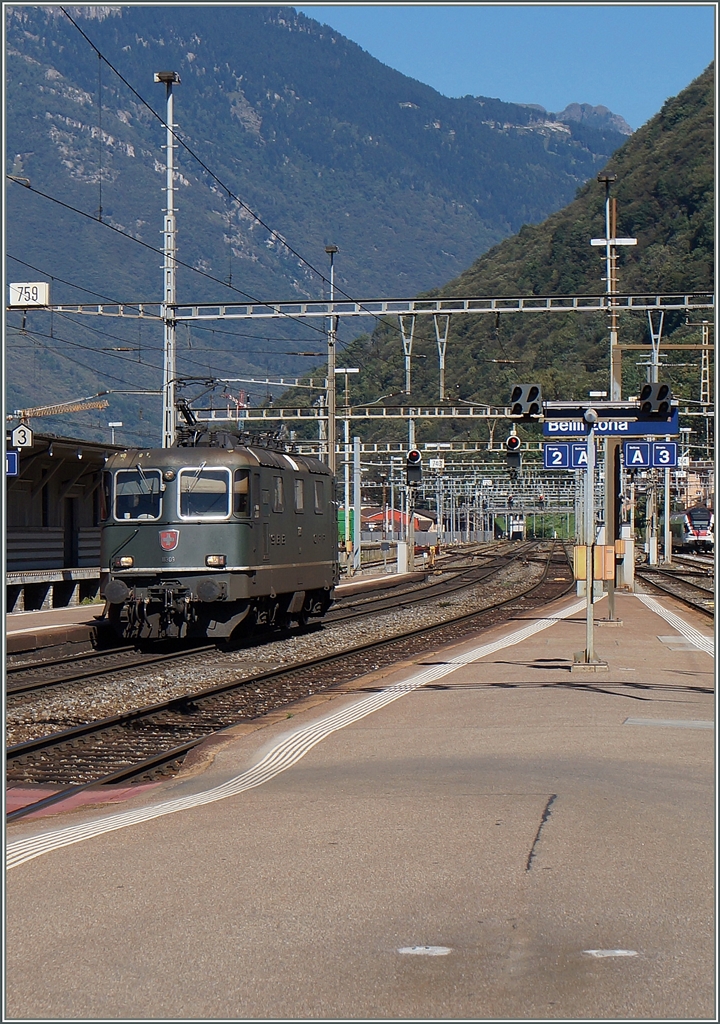 The green SBBRe 4/4 II 11309 in Bellinzona. 
23. 09.2014