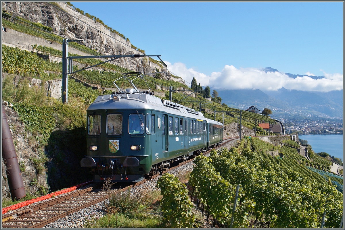 The HV MThB ABe 4/4 N° 12 and his BDt near Chexbres.
04.10.2015
