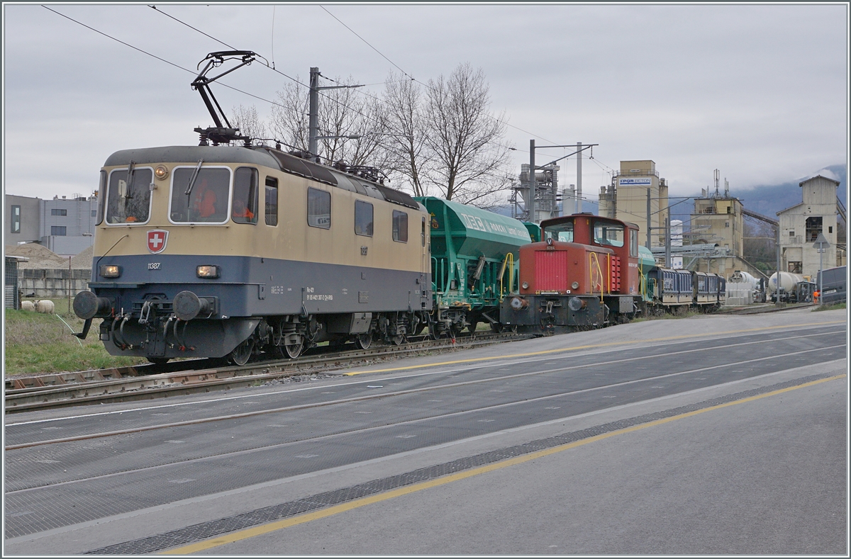The IRSI  Rheingold  Re 4/4 II 11387 (Re 421 387) with its gravel train leaves the gravel works and to the right of it is the BAM MBC Tm 232 134 (98 85 5232 134-7 CH-MBC).

March 4, 2024