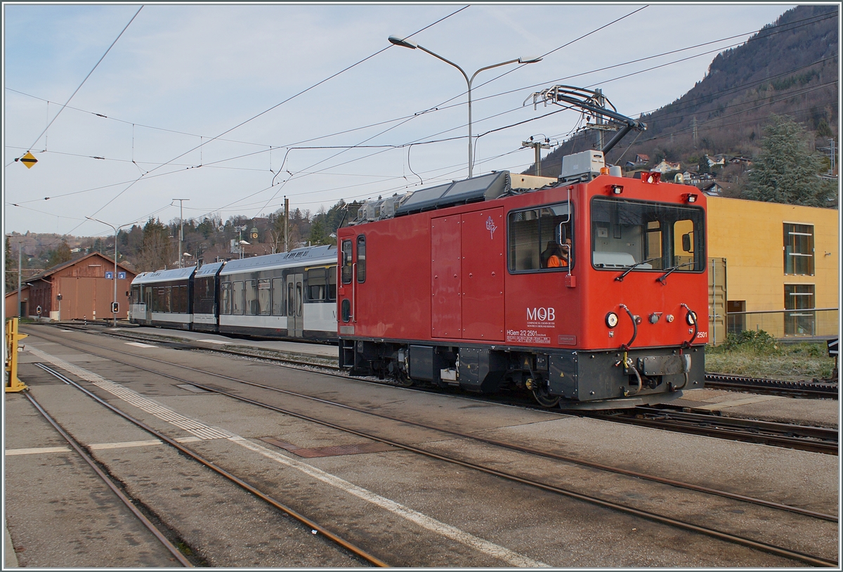 The little red (ex CEV /MVR) MOB HGem 2/2 2501 clears platform 2 in Blonay for the shortly arriving R35 to Les Pléiades in Blonay. The locomotive is probably on a training trip.
 
Jan 31, 2024
