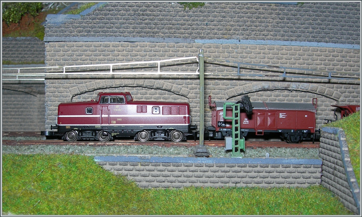 The Märklin Z mini club DB V 80 008 with a gargo train on my Z-Szenerie.

18.11.2020