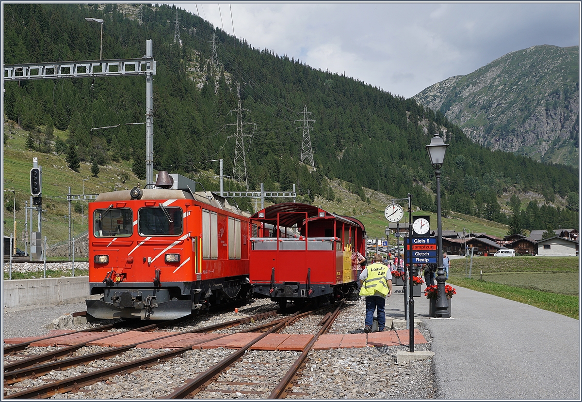 The MGB HGm 4/4 61 on a DFB-Service is arriving at Oberwald.

31.08.2019