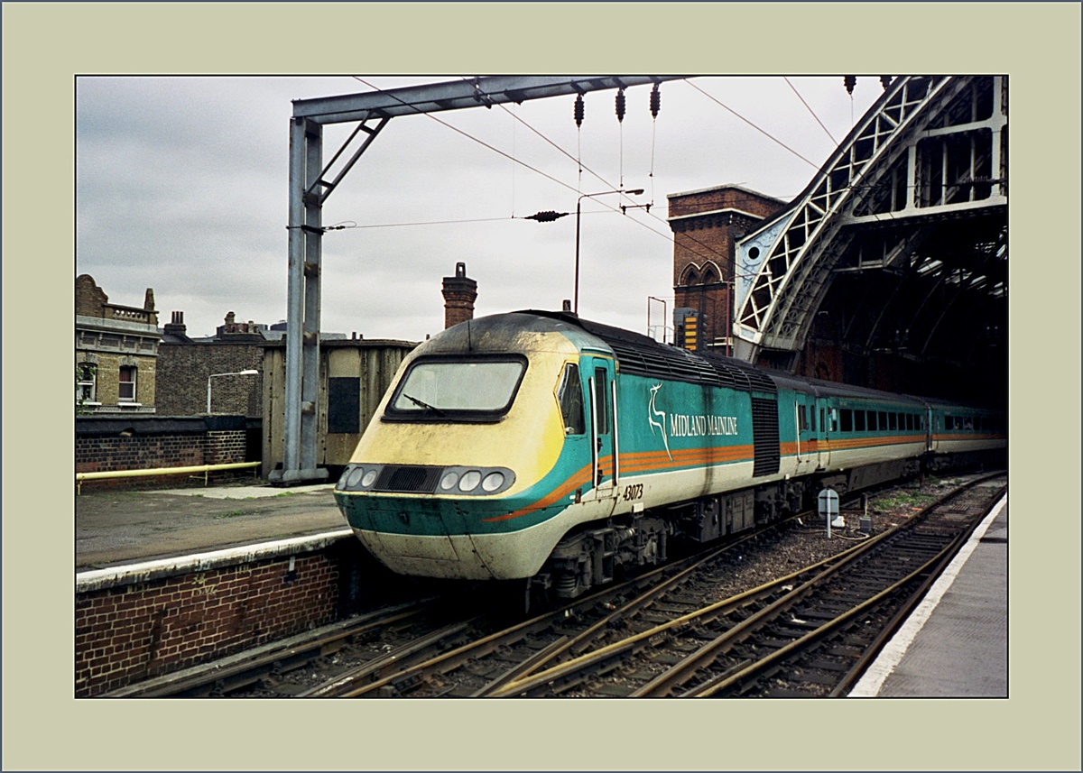 The Midland Mainline HST 125 43 073 in London St Panacras on the novembre 2000; today run Eurostars to the Continten from this Place. 
