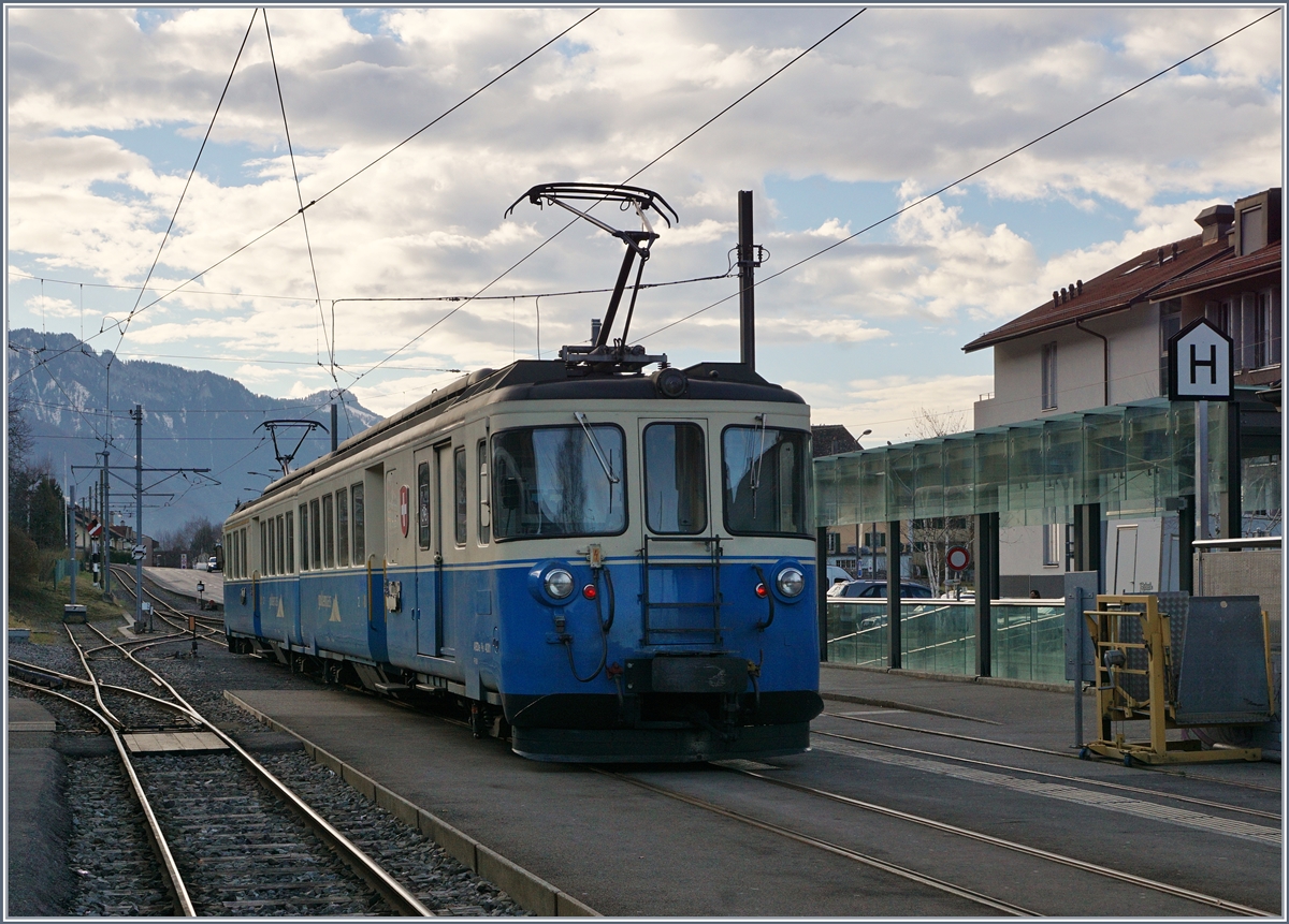 The MOB ABDe 8/8 4001  SUISSE  on the way from Vevey to Ski-Area in the Alpes by his passage in Blonay.
27.02.2017