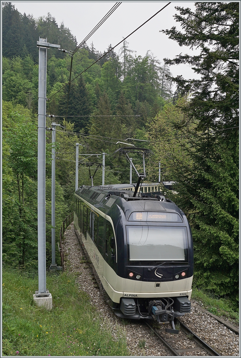 The MOB Belle Epoque Service on the way to Zweisimmen on the Bois des Chenaux Bridge near Les Avants.

16.05.2020.