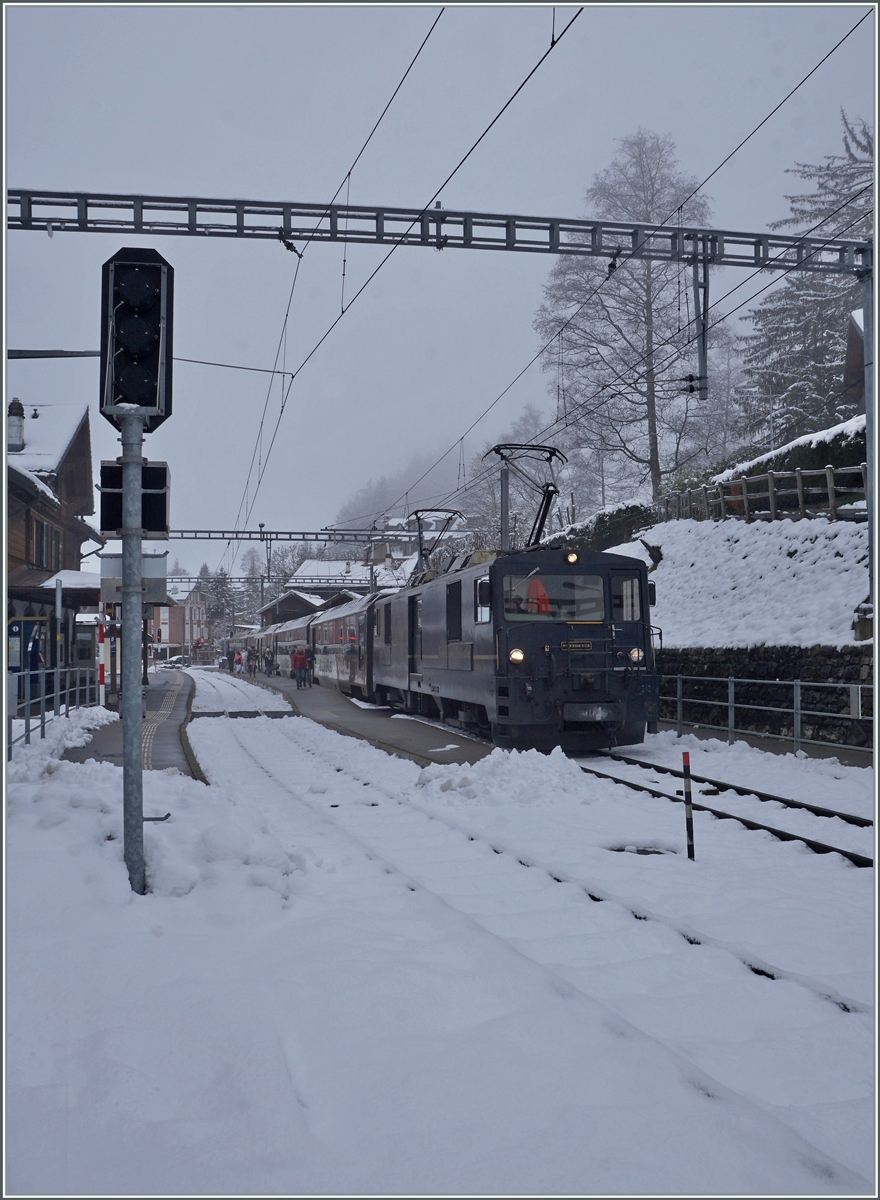 The MOB GDe 4/4 6002 with one of the last GoldenPass Panoramic Express on the way from Montreux to Zweisimmen in Les Avants

05.12.2020