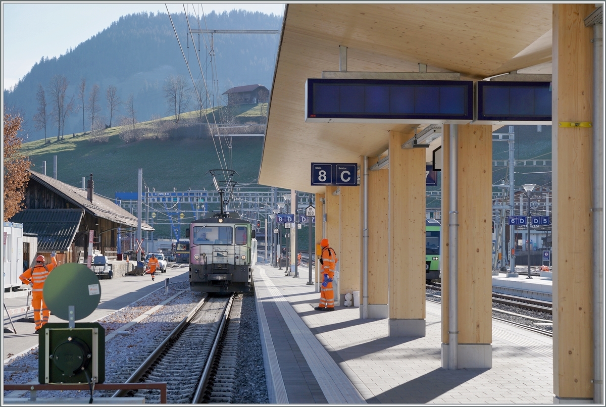 The MOB GDe 4/4 6006 is arriving at Zweisimmen. 

25.11.2020