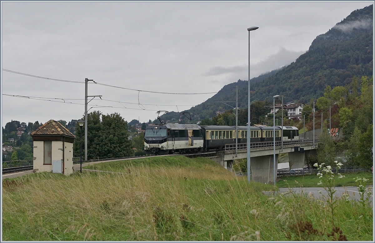 The MOB Ge 4/4 8001 with the MOB GoldenPass Belle Epoque service from Zweisimmen to Montreux by Châtelard VD. 

04.10.2019