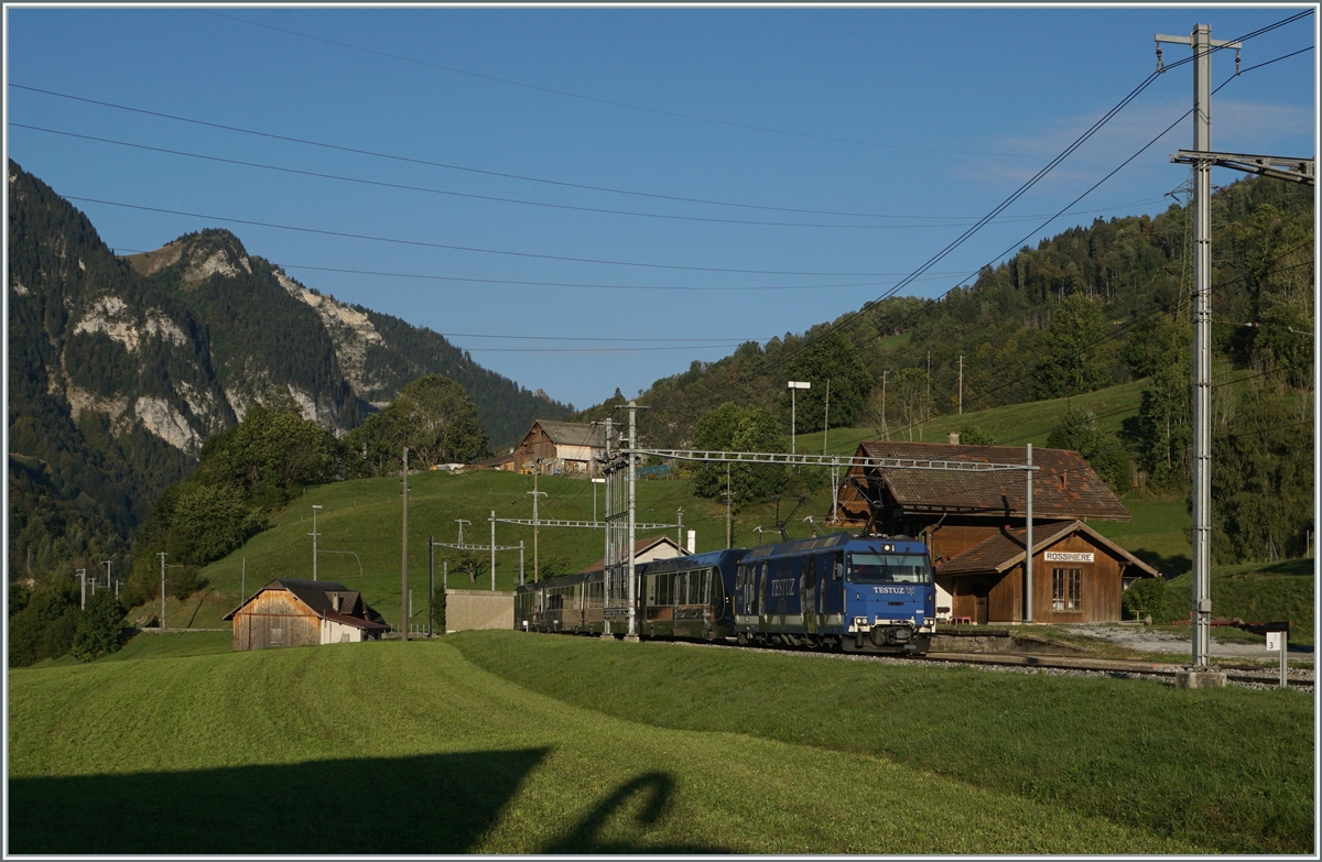 The MOB Ge 4/4 8001 travels with its GoldenPass Express GPX 4064 from Montreux to Interlaken Ost in Rossinière.

3. Sept. 29, 2023