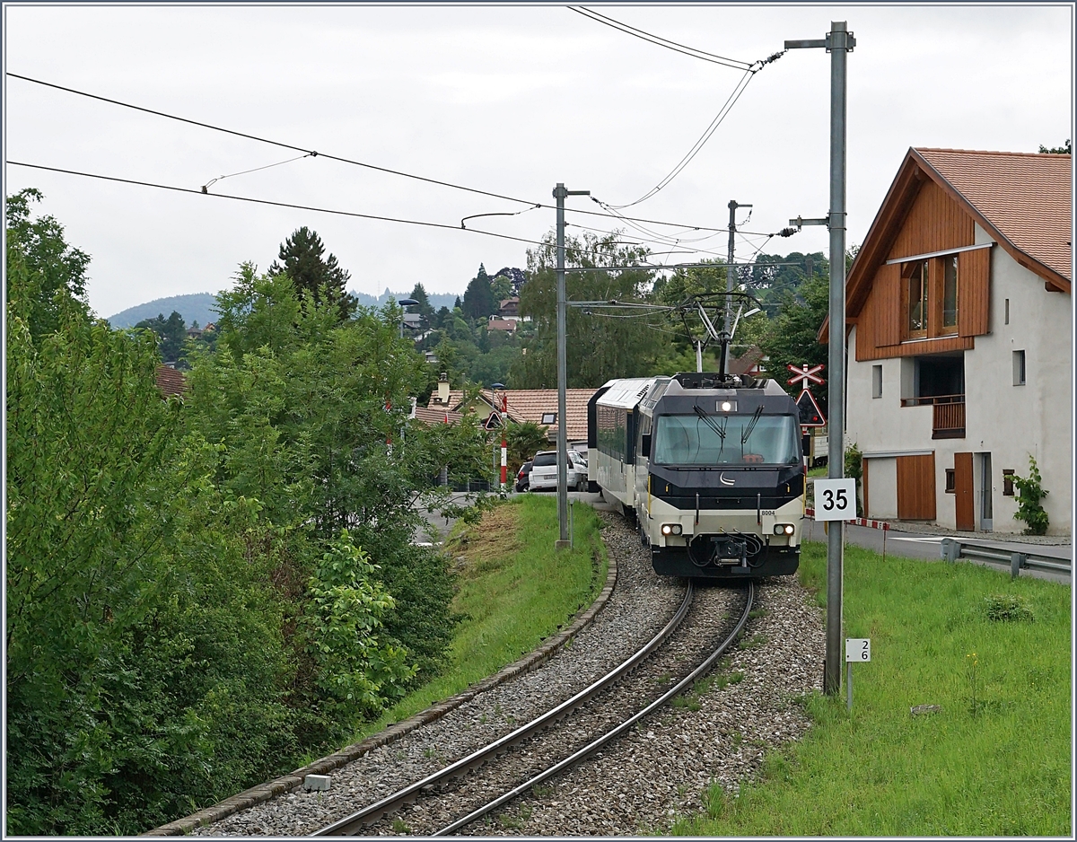 The MOB Ge 4/4 8004 with a MOB Panoramic train to Montreux by Planchamp.
13.06.2018