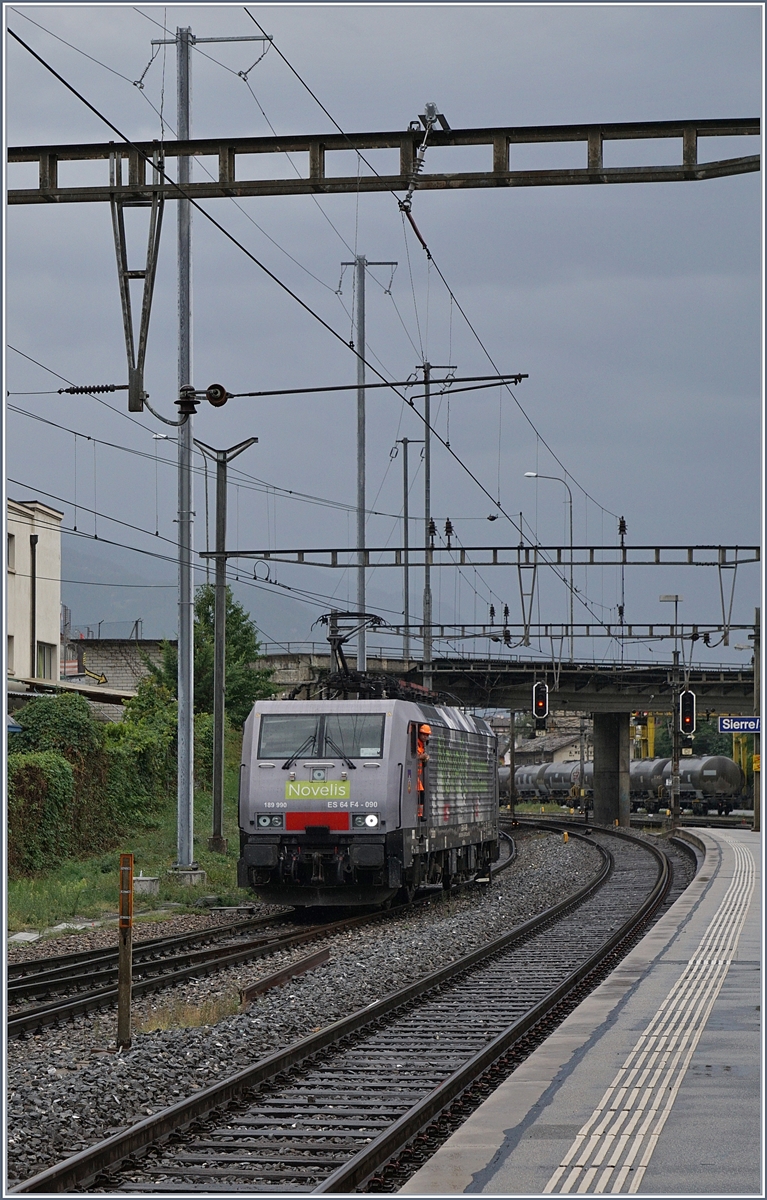 The MRCE 189 090  Göttingen  (UIC 91 80 6189 990-5 D-Dispo Class 189-VE) rented by the SBB CFF FFS in Sierre.
31.07.2017