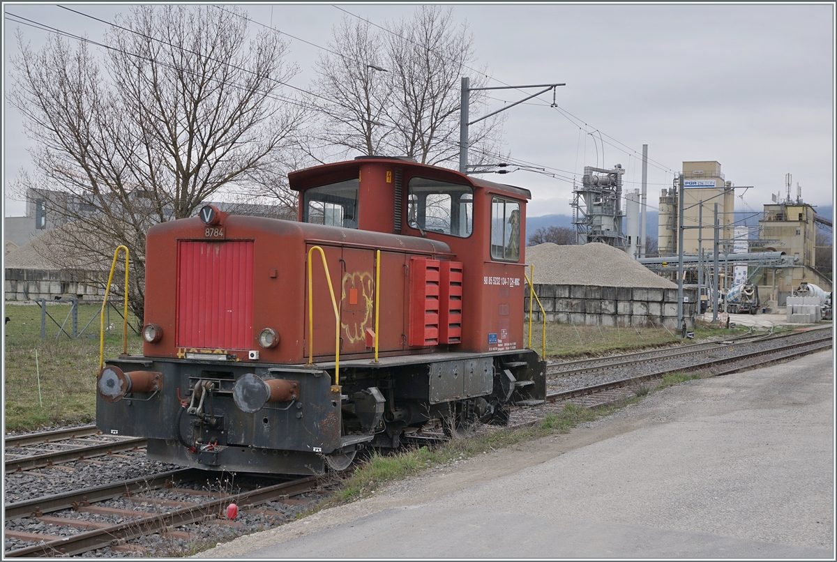 The narrow-gauge BAM MBC increasingly has standard-gauge vehicles, in addition to the Re 4/4 II 506, two Te 212 and a Tem III, now also this Tm 232 134 (98 85 5232 134-7 CH-MBC), which is needed for shunting tasks in the gravel works in Gland becomes. 

March 4, 2024
