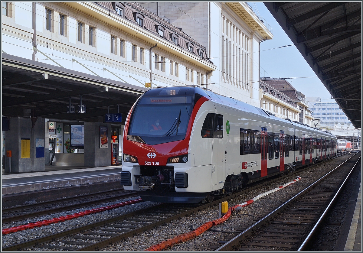 The new RER Flirt 3 RABe 523 109 on a test run in Lausanne. 

19.02.2021