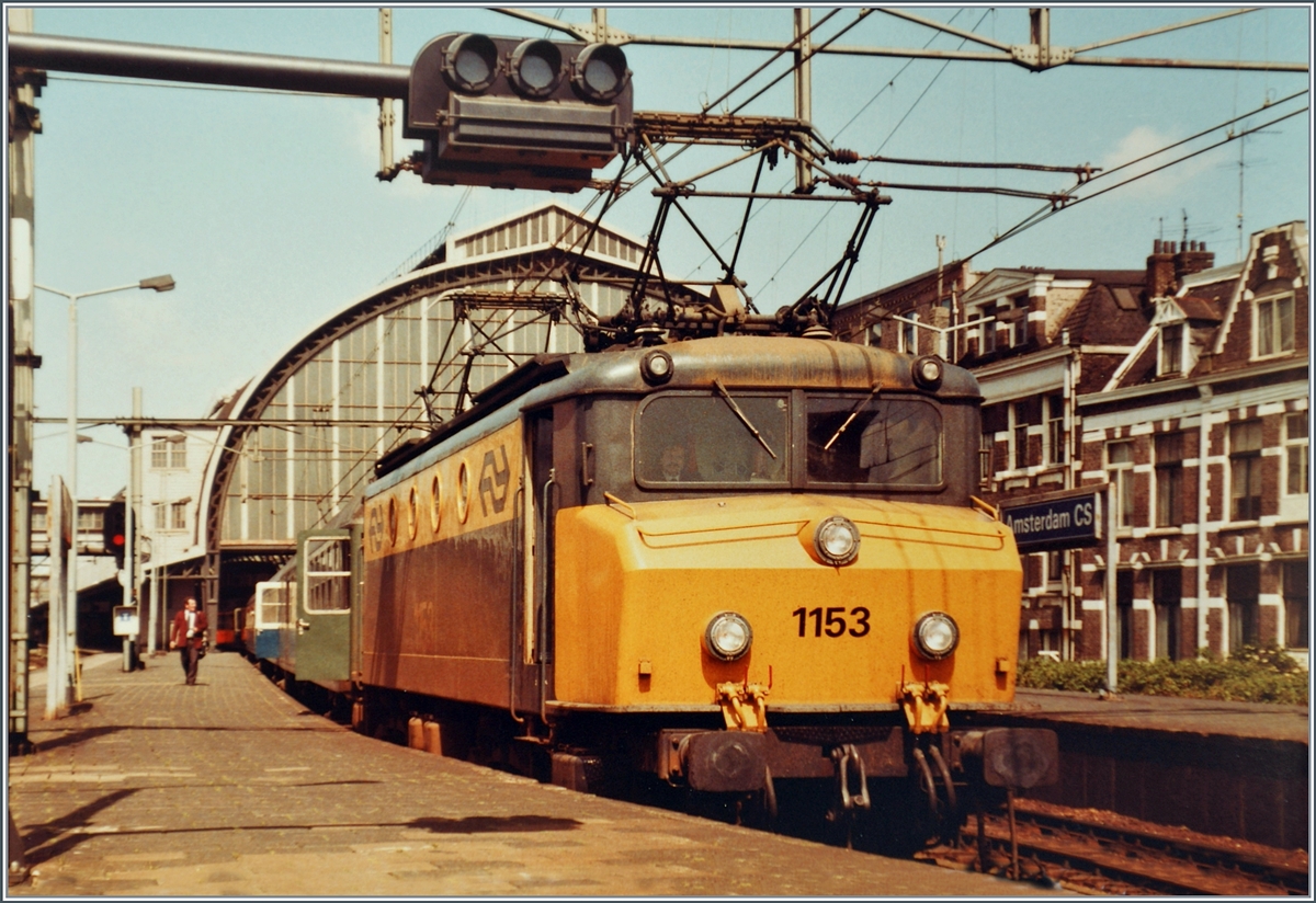 The NS 1153 wiht the Fast-Service 2243 to Bad Bentheim in Amsterdam CS.

analog picture / 26.06.1984