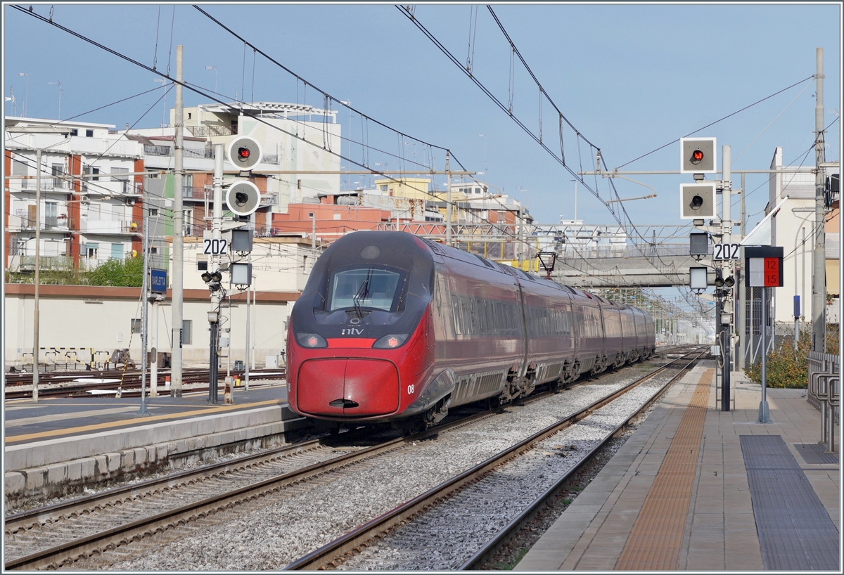 The NTV .italo ETR 675 008 from Bari Torino leaves Barletta. The train is traveling as .italo 9928 and still has a long and interesting way ahead of it: via Foggia Benevento, Caserta, Roma, Firenze and Milano it goes to Torino. The  detour  is worth it, as it means that far more HGV routes are used than the direct route along the coast.

April 25, 2023