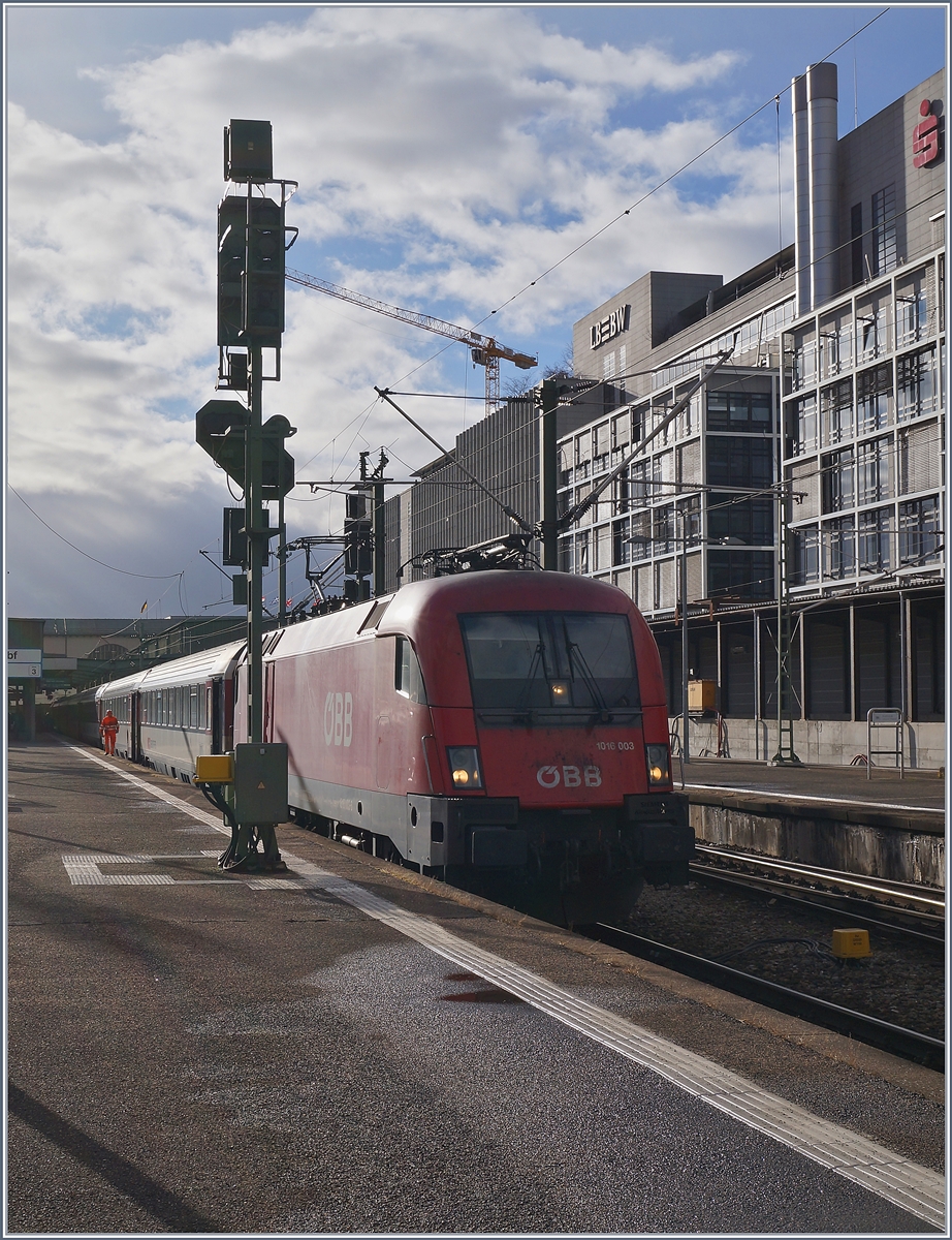 The ÖBB 1016 003 with an IC 4 to Zürich in Stuttgart.
02.01.2018