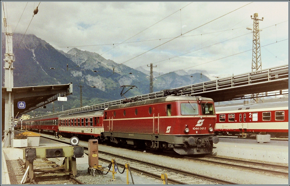 The ÖBB 1044 040-2 with a Fast-Service in Innsbruck. 

analog picture / Sept. 1993