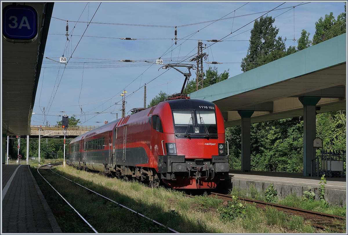 The ÖBB 1116 152 with the RJ 865 to Wien is leaving Bregenz.
11.07.2017