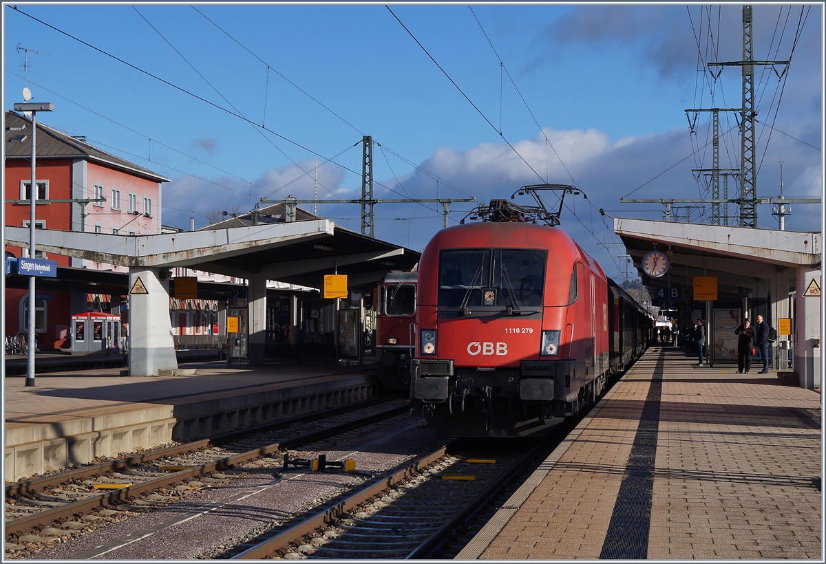 The ÖBB 1116 279 with an IC 4 to Stuttgart in Singen. 
02.01.2018