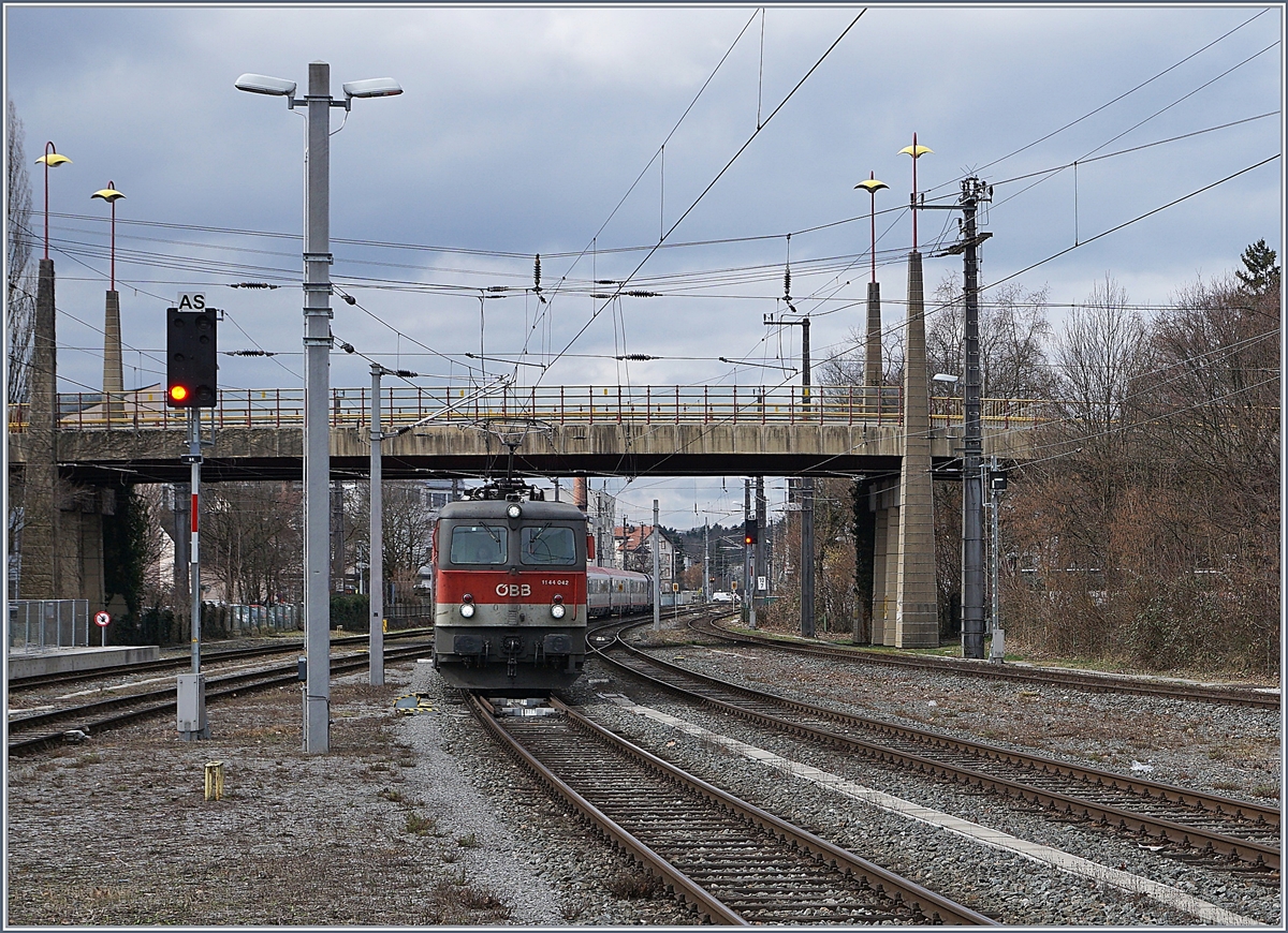 The ÖBB 1142 042 wiht the IC  Bodensee  to Lindau is arriving at Bregenz.
16.03.2018