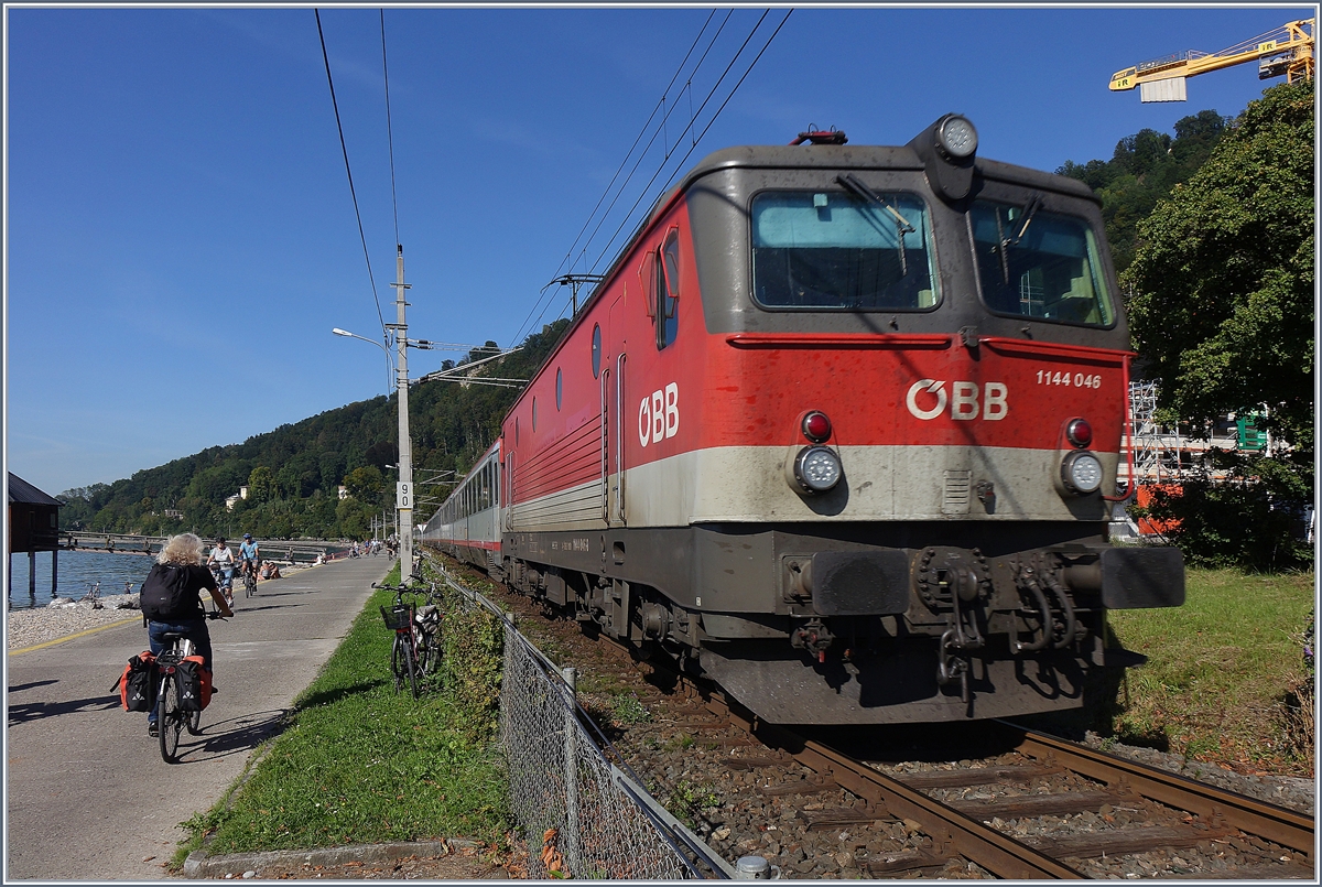 The ÖBB 1144 046 with his IC 119 from Lindau to Innbruck near Bregenz.

13.09.2019