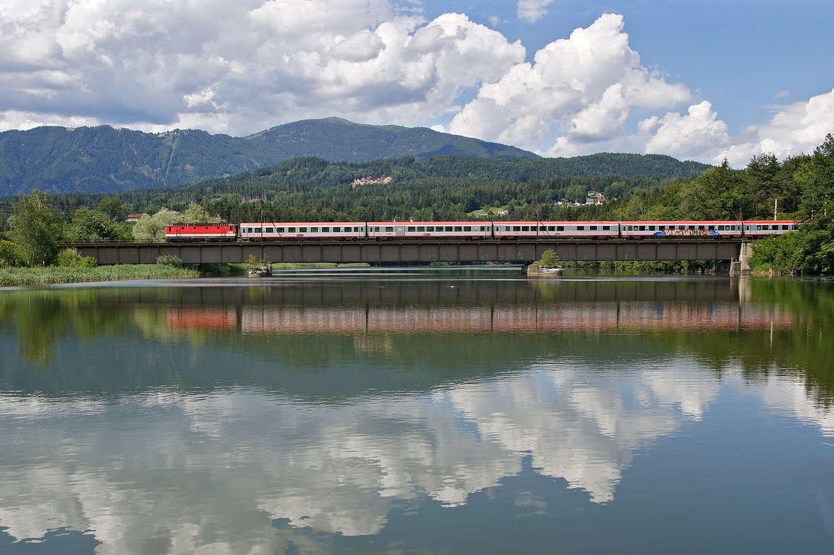 The ÖBB-Lok, series 1144 with the EC on 18.06.2016 in Villach at the Drauschleife