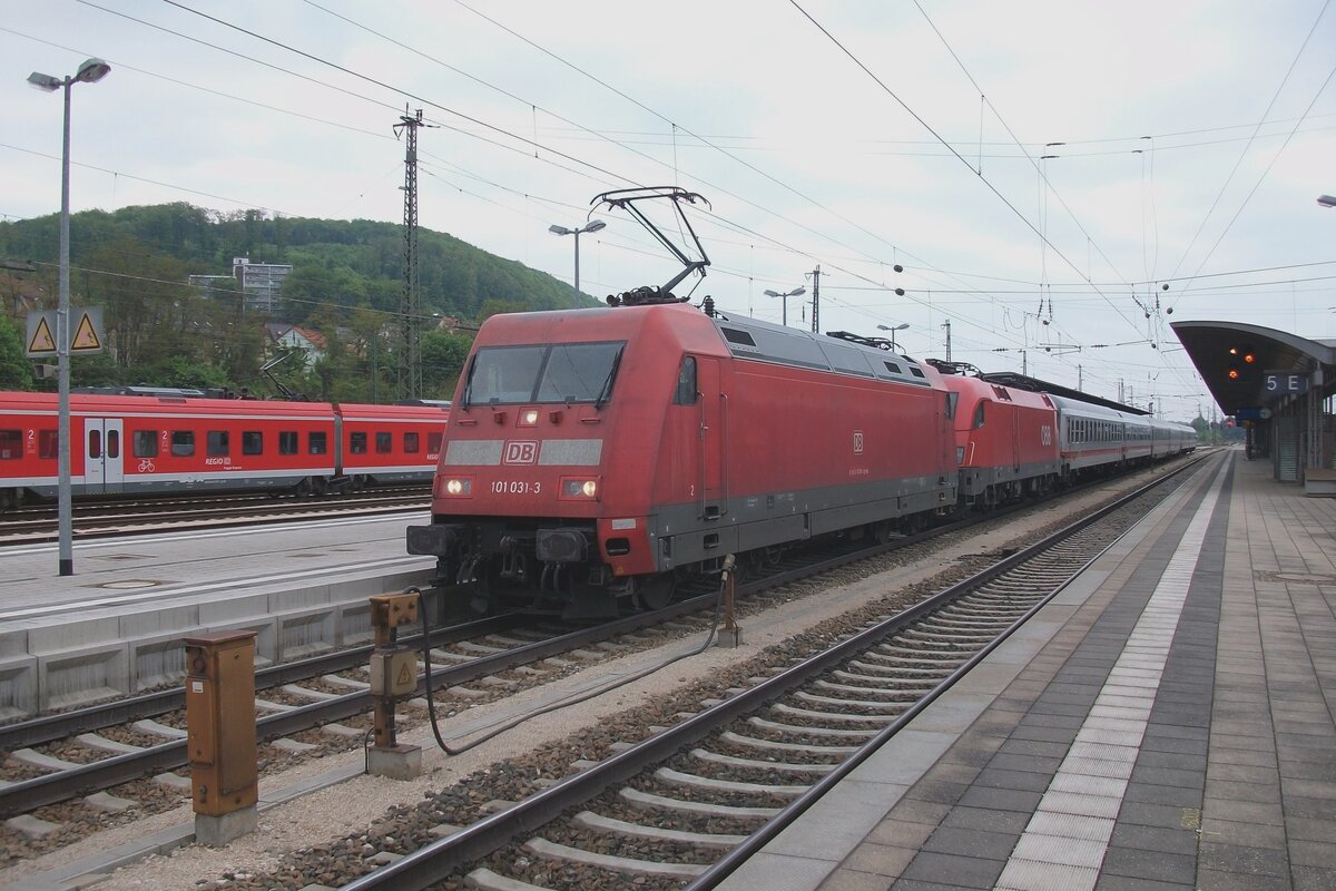The ÖBB Taurus heading the IC train decdided to give up earlier on the journey, so DB 101 031 came to the rescue and calls at Treuchtlingen on 22 May 2010.
