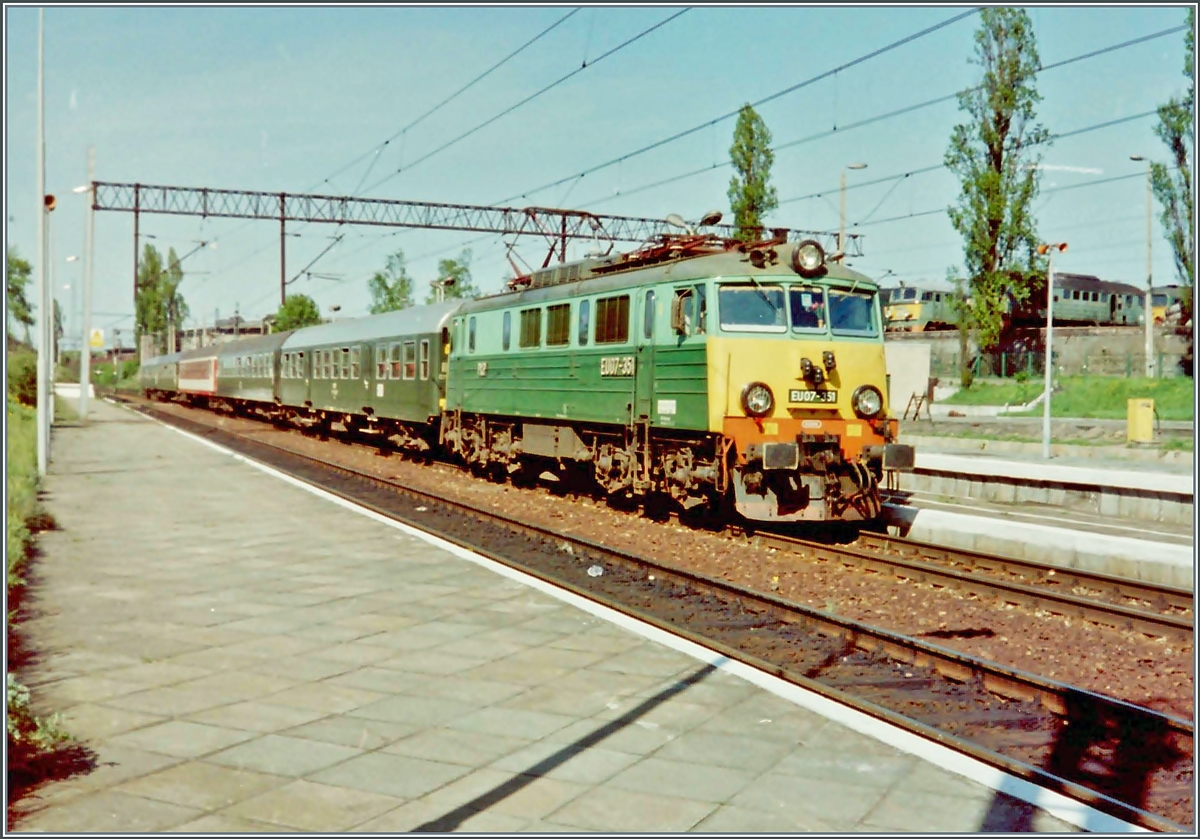 The PKP EU07 351 with the local train 8732 from Stargrad to Zagen by his stop in Kostrzn.

03.05.1994