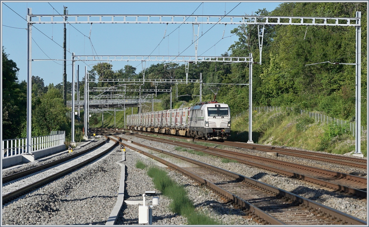 The Rail Care Rem 476 454 (UIC 91 85 4476 454-9 CH-RLC) from Geneva to Vuffelns by Mies.
19.06.2018