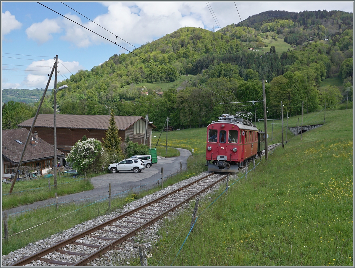 The RhB ABe 4/4 I N° 35 by the Blonay Chamby Railway is by Cornaux on the way to Chamby.

22.05.2021