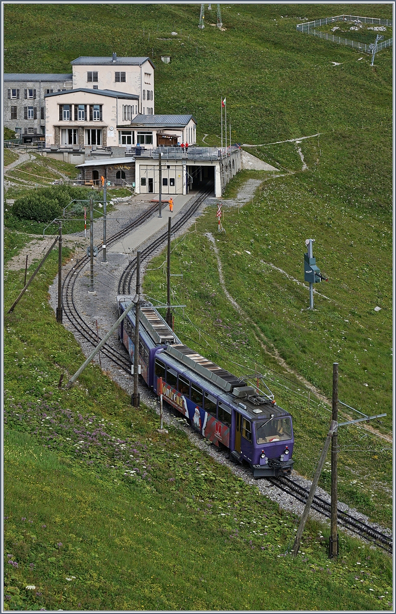 The Rochers de Naye Bhe 4/8 303 is arriving at the summit Station.
03.08.2017