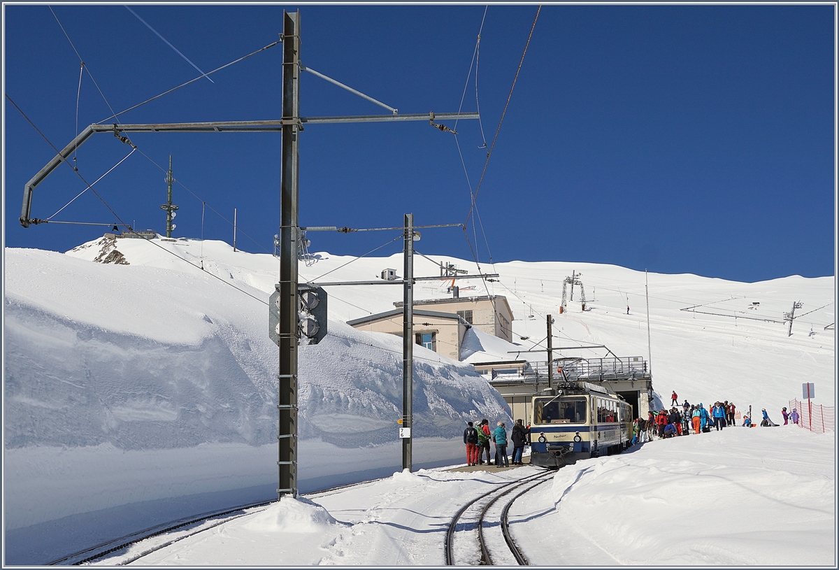 The Rochers de Naye Bhe 4/8 301 on Rochers de Naye Station. On the left the summit.
24.03.2018
