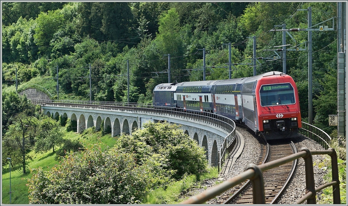 The S 9 on the way to Schaffhausen near the Neuhausen Rheinfall Station.
1.06.2016