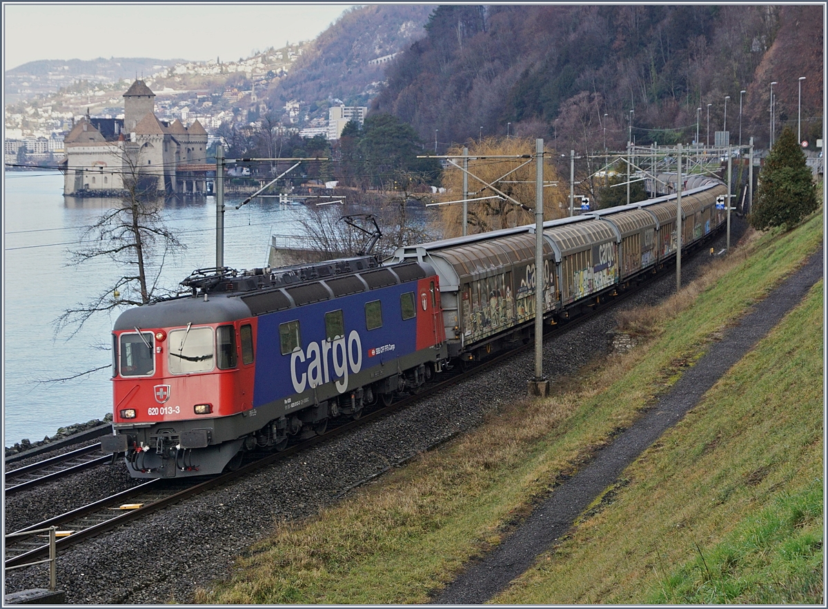 The SBB Cargo Re 620 013-3 by the Castle of Chillon.
18.01.2019
