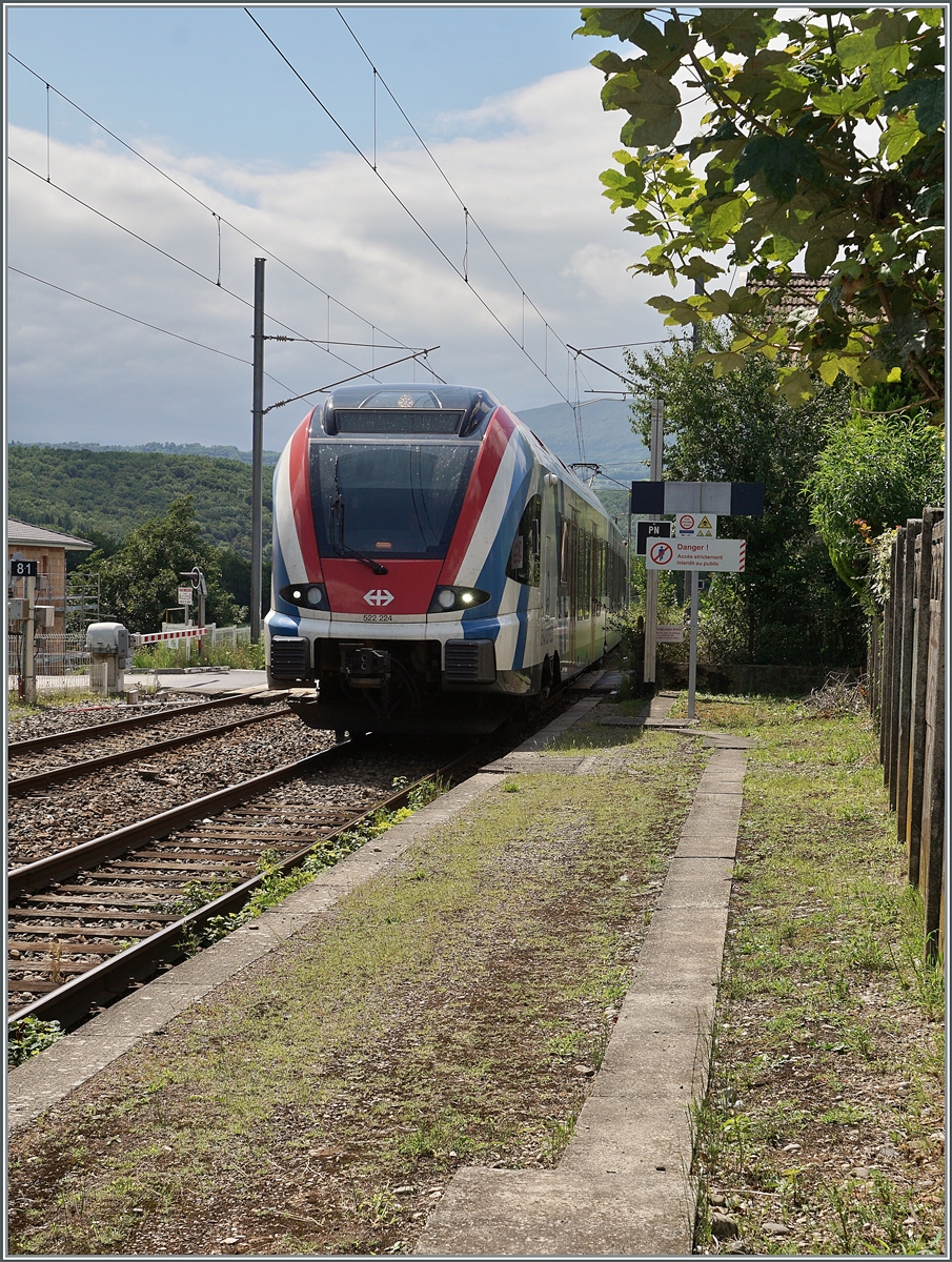 The SBB LEX RABe 522 224 on the way from Bellegarde to Geneva (SL6) is arriving at Pougny-Chancy. 

16.08.2021