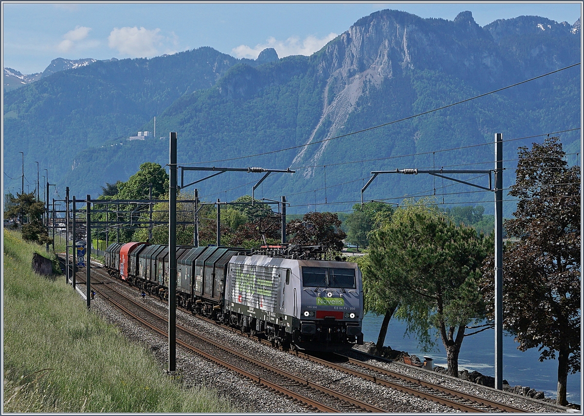 The SBB NOVELIS  Re  189 990-5  Göttingen  (ES 64-F4-90 / UIC 91 80 6189 990-5 D-Dispo Classe 189VE) with his today short Novelis Train on the way from Sierre to Göttingen near Villeneuve on the bords of the Lake of Geneva. 

08.05.2020