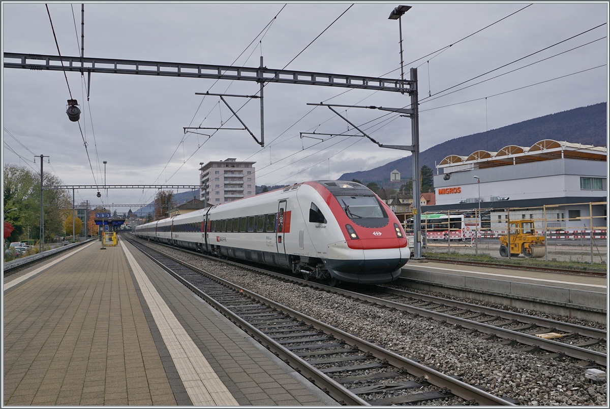 The SBB RABe 500 ICN with the UIC number 94 85 0 500 019-0 CH-SBB is traveling from Lausanne to Zurich as IC5 1527 and, after a short stop, leaves Grenchen Süd towards Solothurn. Nov 18, 2023