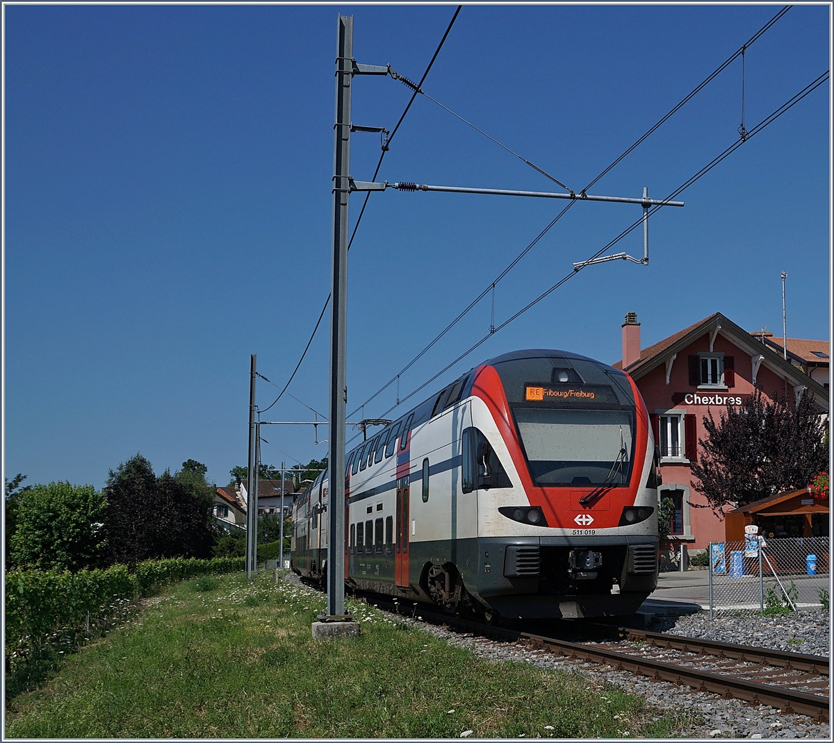 The SBB RABe 511 019 is on the way as RE Genève - Vevey - Fribourg in Chexbres. (Special Summer SBB Timetable).
10.07.2018  