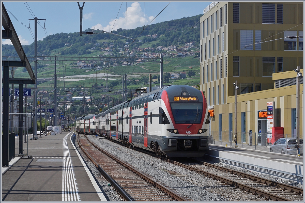 The SBB RABe 511 117 from Lausanne to Fribourg is arriving at Vevey.
18.07.2018