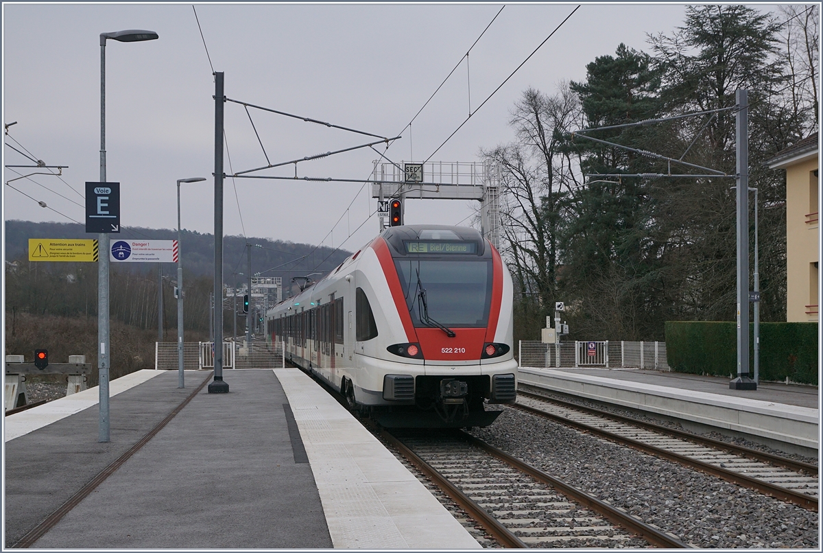 The SBB RABe 522 210 is leaving Delle on the way to Biel/Bienne.
15.12.2018