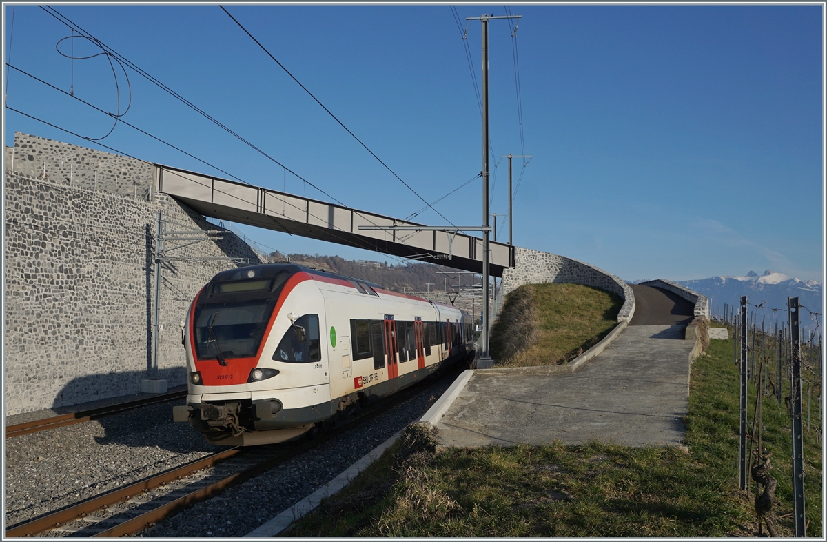 The SBB RABe 523 013 in Cully on the way to Lausanne. 

20.02.2023