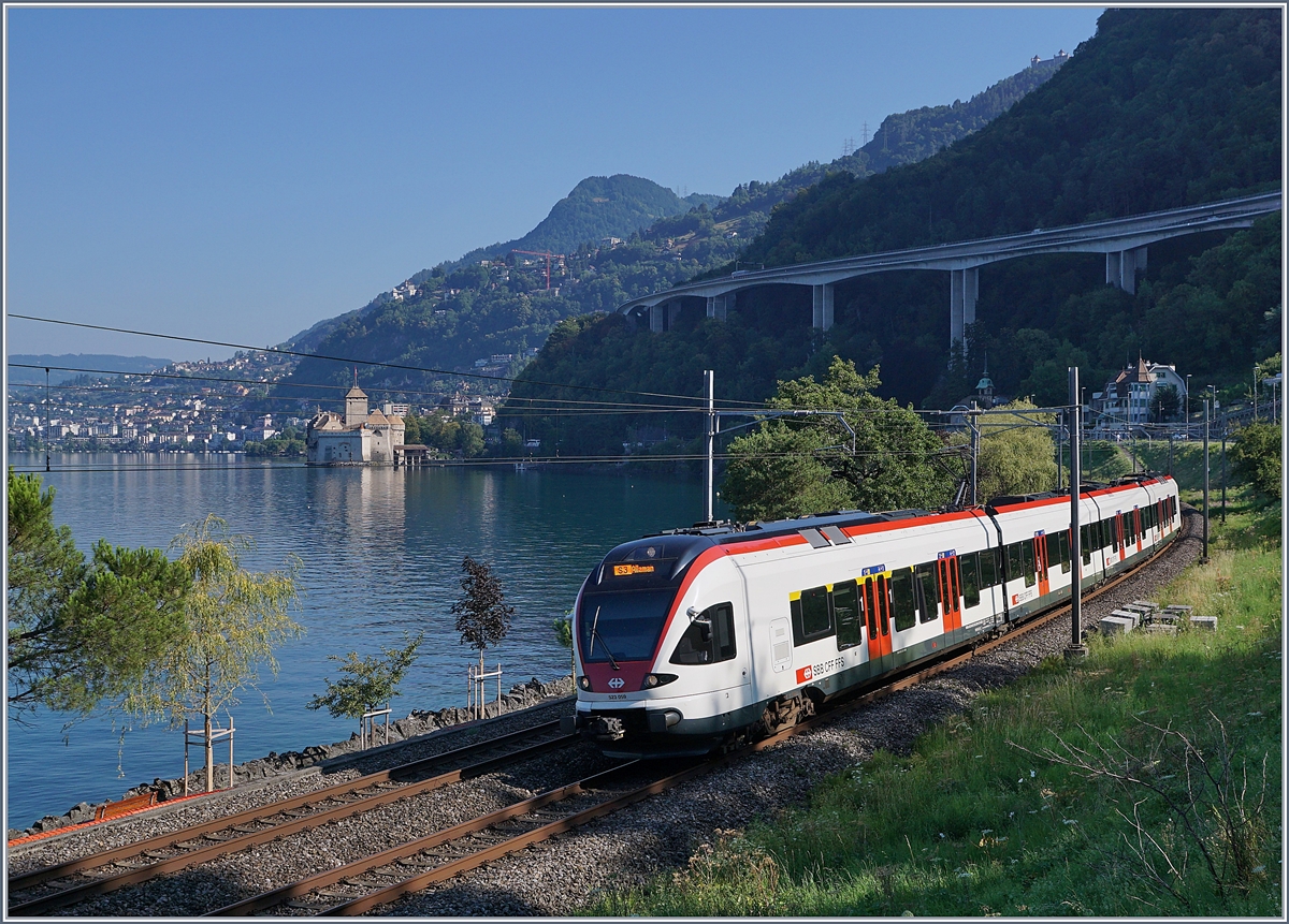 The SBB RABe 523 059 near Villeneuve. In the background the Castle of Chillon.
03.08.2018