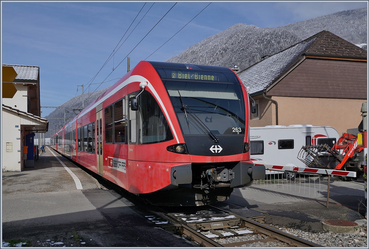 The SBB RABe 526 263 (Moutier - Biel/Bienne) and the RABe 526 280 (La Chaux de Fonds - Biel/Bienne) by his stop in La Heutte.

05.4.2019