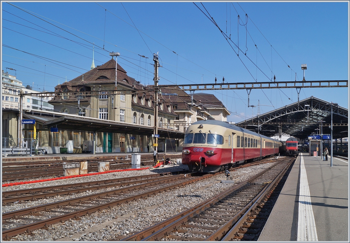 The SBB RAe TEE II 1053 in Lausanne on the way to Aarau. 

31.03.2019