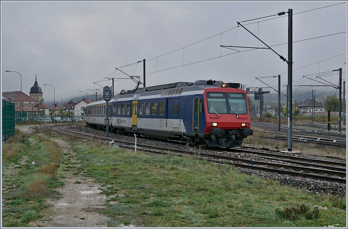 The SBB RBDe 562 004-2 wiht his RE from Neuchatel to Frasne is leaving the Pontarlier Station. 

29.10.2019