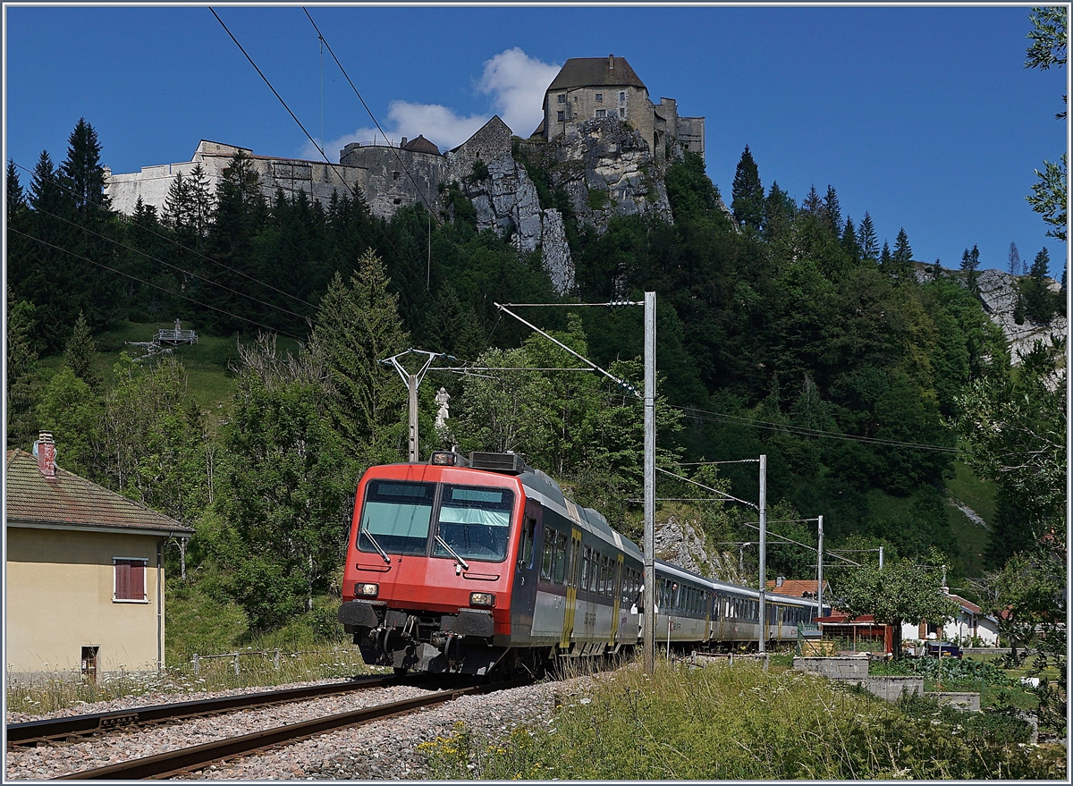 The SBB RE 18123 from Frasne to Neuchatel (TGV-Link) by Le Frambourg. In the background the Castle of Joux. 

16.07.2019