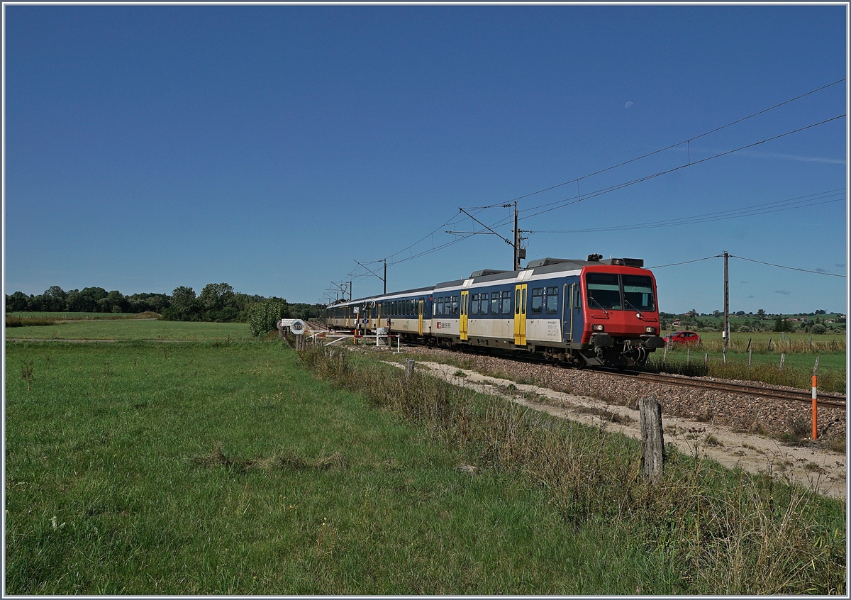 The SBB RE 18123 from Frasne (F) to Neuchâtel (CH) between la Rivière Drugeon (F) and Ste-Colombe (F). 

21.08.2019