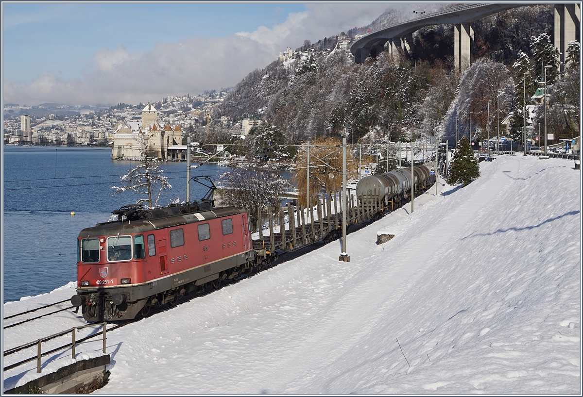 The SBB Re 420 251-1 with a Cargo train by the Castle of Chillon.
29.01.2019