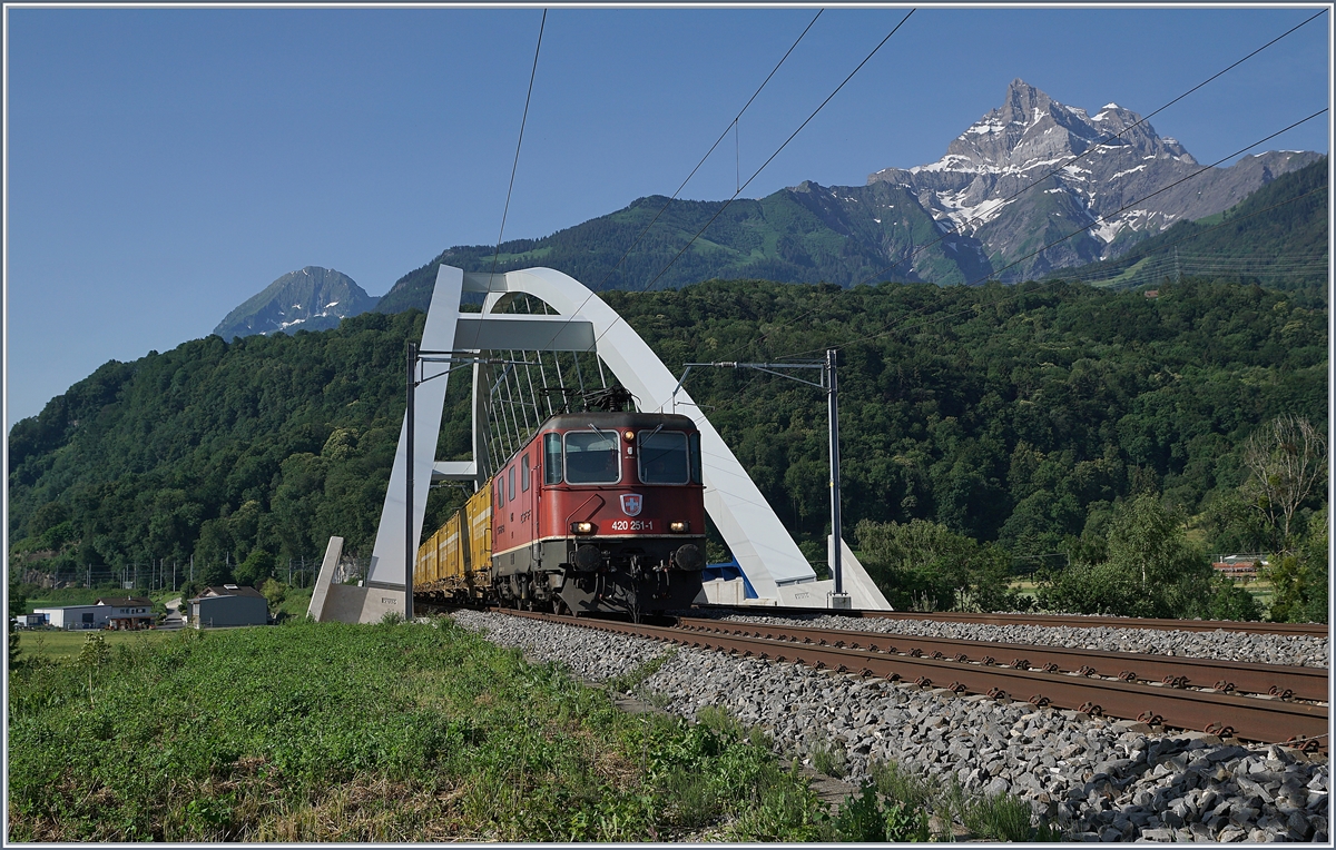 The SBB Re 420 251-1 with a mail-service train on the new Massogex Bridge between St Maurice and Bex. 

25.06.2019